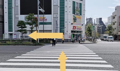 横断歩道を渡ったら、左に進んでください。